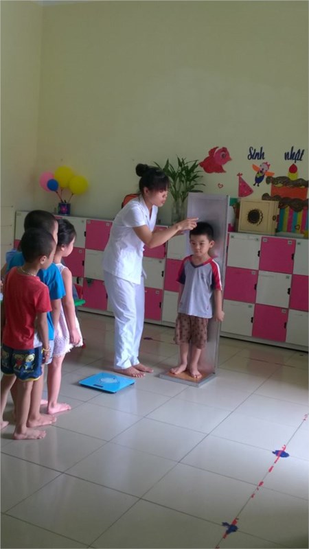 Trường Mầm non Long Biên tổ chức cân, đo cho trẻ đợt 1 năm học 2017-2018